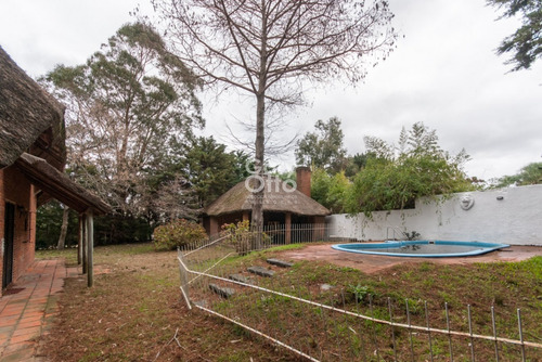 Cabaña Cerca Del Mar, 5 Dormitorios, Piscina Y Parrillero. Pinares, Punta Del Este.- Ref: 23085
