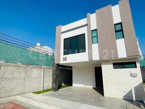 Venta Casa En Frac Sendero Del Fresno 3 Recamaras, 4 Baños, Con Jardín, Puebla