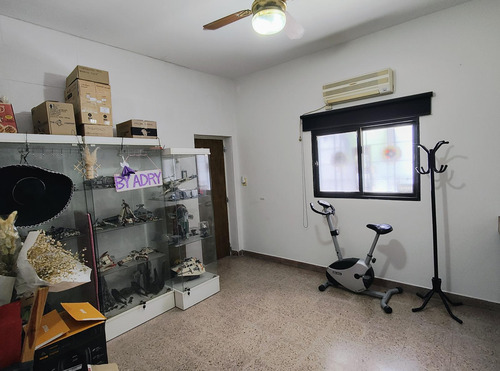 : Venta Casa En Jose Leon Suarez De 3 Ambientes Con Cochera, Quincho Y Jardín