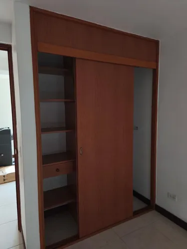 Vendo Apartamento Con Excelente Ubicación En La Parte Baja De La Loma De Los Bernal.