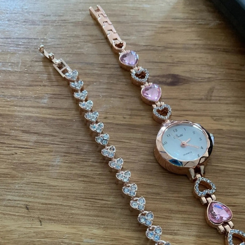 Relógio Feminino Com Pulseira Rosê Golden Corações Strass Correia Rosa Bisel Dourado Fundo Rosa
