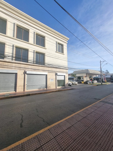 Edificio De 3 Pisos Con Locales Comerciales En Arriendo.