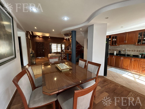 Venta De Casa 5 Ambientes Con Cochera Y Jardín En Villa Dominico