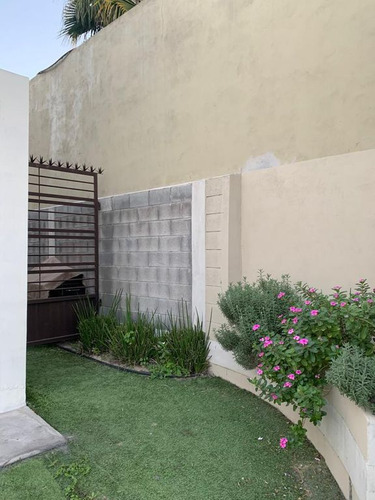 Adl Renta De Casa Con Excedente Frente A Parque Paseo De Amberes Gdl
