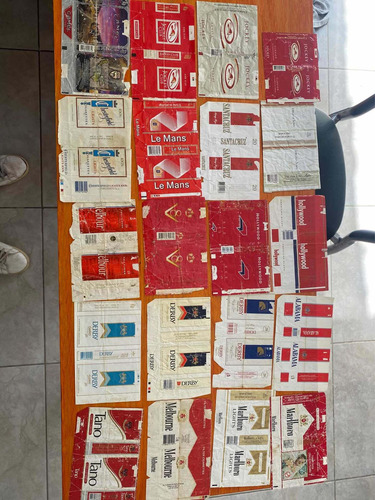 Colección De Cajas Y Etiquetas De Cigarrillos
