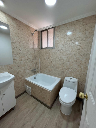Casa De 2 Pisos: 3 Dormitorios, 2 Baños. Recién Restaurada.