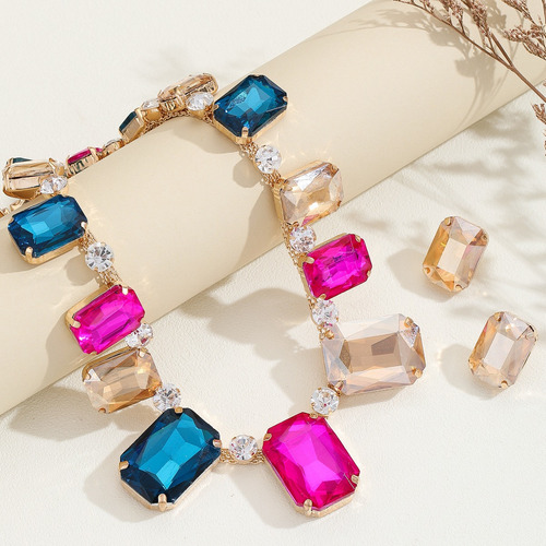 Un Elegante Conjunto De Joyas De Collar For Mujer.