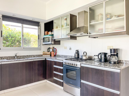 Imagen 20 de 30 de Casa De 4 Dormitorios En Venta En La Comarca De Excelente Calidad