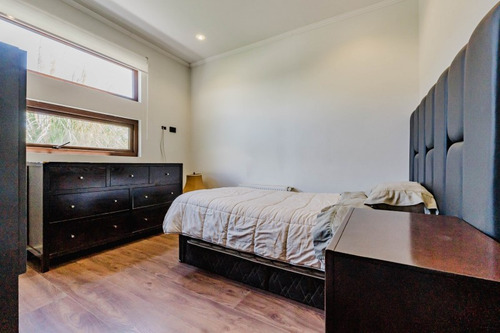 Casa Con Doble Altura Impecable, En Condominio Las Garzas