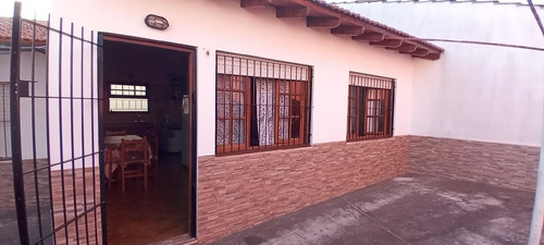Imagen 2 de 11 de Santa Teresita Tipo Casa, 1 Dormitorio Mas Altillo, Baño, Cocina Comedor, Patio, Cochera Al Frente Gas Por Garrafa
