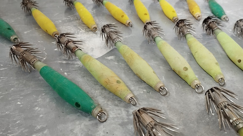 18 Anzuelos Potera Para Calamar, Verde Y Amarillo (Usado)