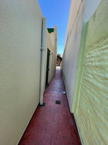 Imagen 18 de 21 de Casa En Venta De 4 Ambientes Con Cochera Y Jardín En Adrogué