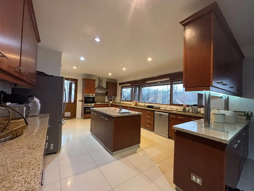 Exclusiva Propiedad Con Casa Principal Y Terreno De 9 Ha.