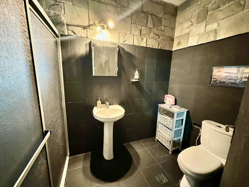 Imagen 4 de 14 de Linda Oportunidad! Prox. Almiròn Y Legrand. Muy Buena Ubicaciòn. Fondo Con Parrillero Y Garage, Mas Escritorio Con Baño En Planta Baja.