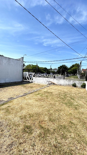 Padrón Con Dos Casas Independientes A Media Cuadra De Avenida En Venta Piedras Blancas