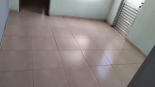 Casa De Três Quartos E Dois Banheiros Com Edícula