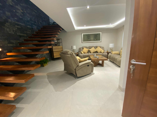 Increíble Residencia De Autor En Vista Real