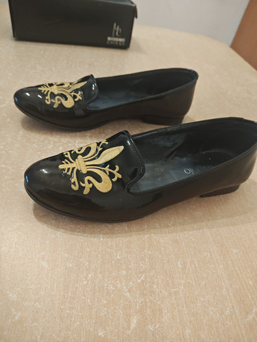 Mocasines De Charol Paruolo Con Bordado En Amarillo (Usado)