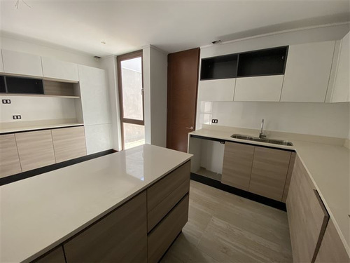 Casa En Venta De 4 Dorm. En Las Condes