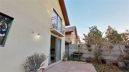 Casa En Venta De 3 Dorm. En Peñalolén