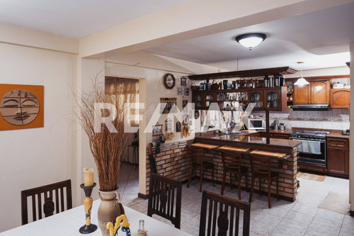 Amplia Casa En Venta, Parque Mirador, Con Patio. Az 272385