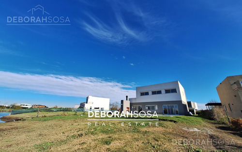 Casa En Venta En Barrio-el Canton -al Agua-zona Norte -a La Laguna-escobar