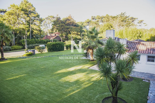 Vende Casa En Brava, Punta Del Este, De 5 Dormitorios.