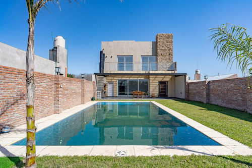 Venta/permuta - Casa - 5 Dormitorios - Pileta Y Quincho - Palo Alto, Pueblo Esther