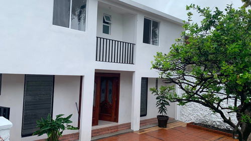 Imagen 1 de 14 de Casa De 4 Recámaras, 3 Baños Y Alberca Compartida.