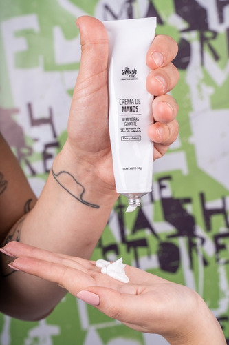 Imagen 2 de 10 de Crema De Manos Para Piel Seca Aroma A Sándalo Y Acai