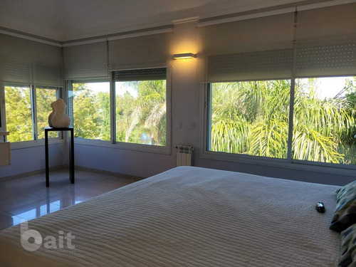 Imagen 11 de 30 de Venta Casa En Lomas De La Carolina, 4 Dormitorios, 4 Baños, Impecable Y Moderna.