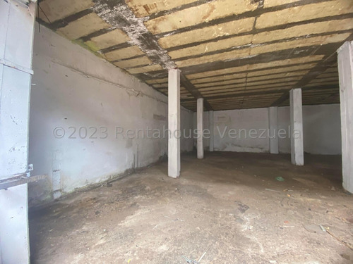 Se Alquila Espacioso Local Con Galpón Estrategicamente Ubicado Frente La Plaza España De Santa Rosa, Ideal Para Todo Tipo De Comercio Nela 23-33456