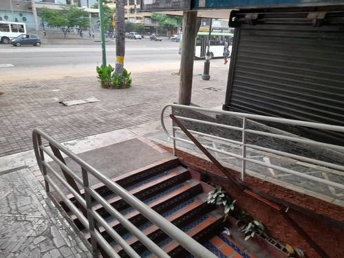 Centro Comercial En Av Bolívar Norte Sector Camoruco En Valencia