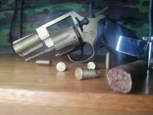 Revolver Colt Detective Special Gold Versão I I I Plastico Dourado