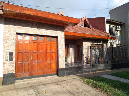 Imagen 3 de 30 de Casa - Hurlingham - Venta - Oportunidad - 4 Amb - 4 Ambientes
