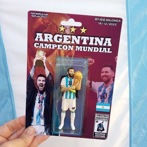 Muñeco Messi Con Capa Besando Copa Campeon Mundial /sport