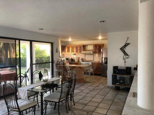 Casa En Venta En Fraccionamiento Lomas De Cocoyoc 4 Recámaras
