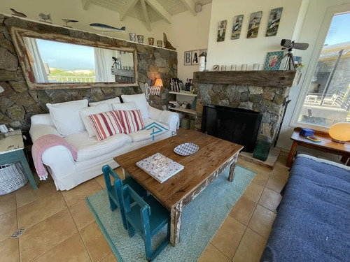 Venta De Casa Amplia De Construcción Sólida Sobre Primera Fila De Mar En La Juanita, José Ignacio