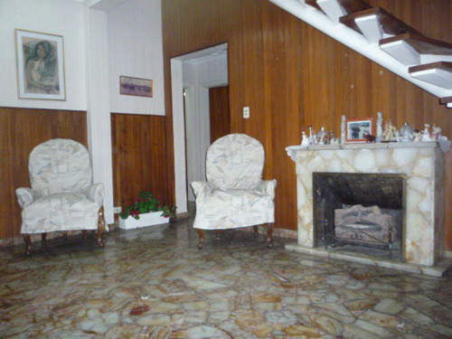 Importante Casa En Villa Sarmiento-