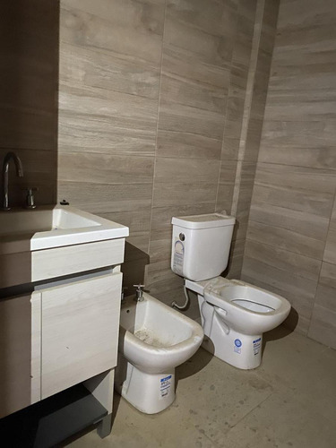 Imagen 4 de 4 de Local - 23mts Aprox - Baño - Kitchenette
