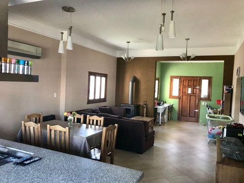 Imagen 8 de 30 de Hermosa Casa De 3 Ambientes Con Jardín Y Piscina En Venta - Turdera