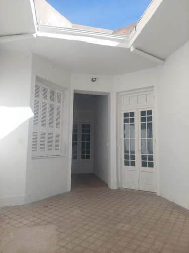 Amplia Casona Para Uso Comercial B° General Paz