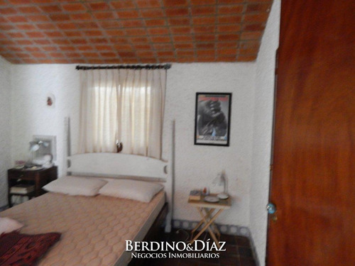 Hermosa Y Muy Amplia Casa Estilo Tradicional Ubicada En La Zona Mas Exclusiva De Punta Del Este- Ref: 25