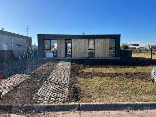 Imagen 1 de 18 de Casa En Venta En San Ramiro - Pilar Del Este