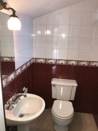 Imagen 2 de 17 de Chalet Cuatro Ambientes Con Dependencia De Servicio