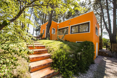 Cómoda Casa Ubicada En Un Precioso Entorno. Amplios  Y Cálidos Espacios.