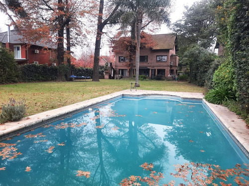 Ubicado En El Exclusivo Barrio Cerrado La Arboleda De Don Torcuato. Lindisima Casa Con 4 Dormitorios. Gran Lote De 920m2. Pileta. Muy Buen Estado.