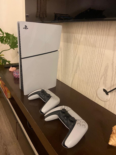 Consola Playstation 5 Ps5 Digital Con 2 Controles Blanco
