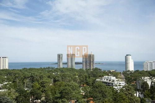 Apartamento De 2 Dormitorios En Edificio Parquemar Roosevelt , Punta Del Este 