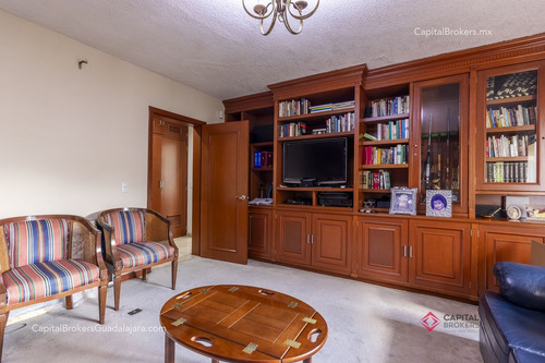 Residencia De Lujo En Venta En Colinas De San Javier, Con Alberca